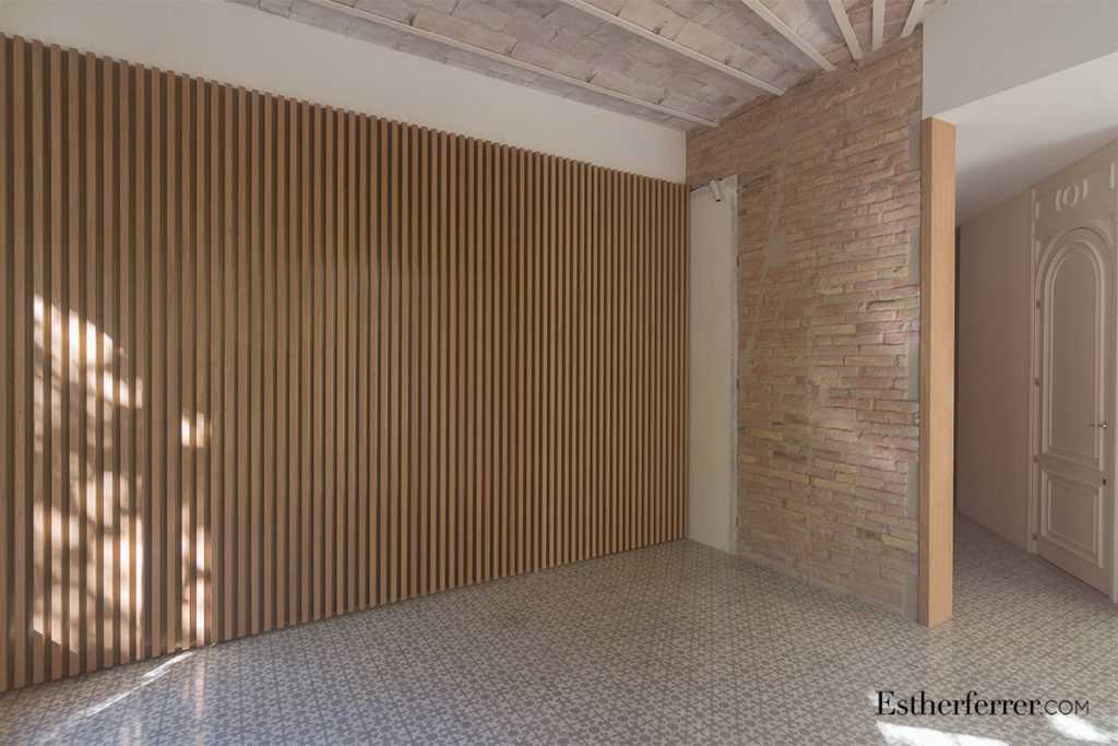 cómo reformar un piso modernista en barcelona sin estropearlo: elementos clásicos y contemporáneos. Costillas de madera, suelos hidráulicos, pared de ladrillo