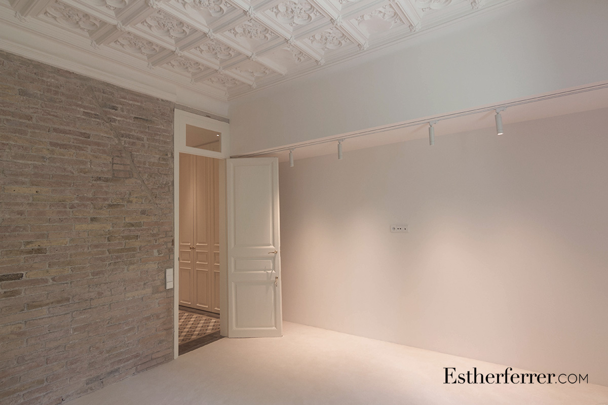 Reforma integral de piso modernista en l'Eixample. suite. Techo artesonado blanco